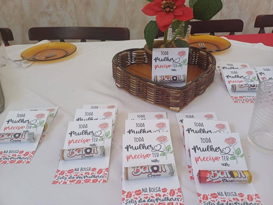 Mesa com chocolates e cartões de feliz Dia das Mulheres