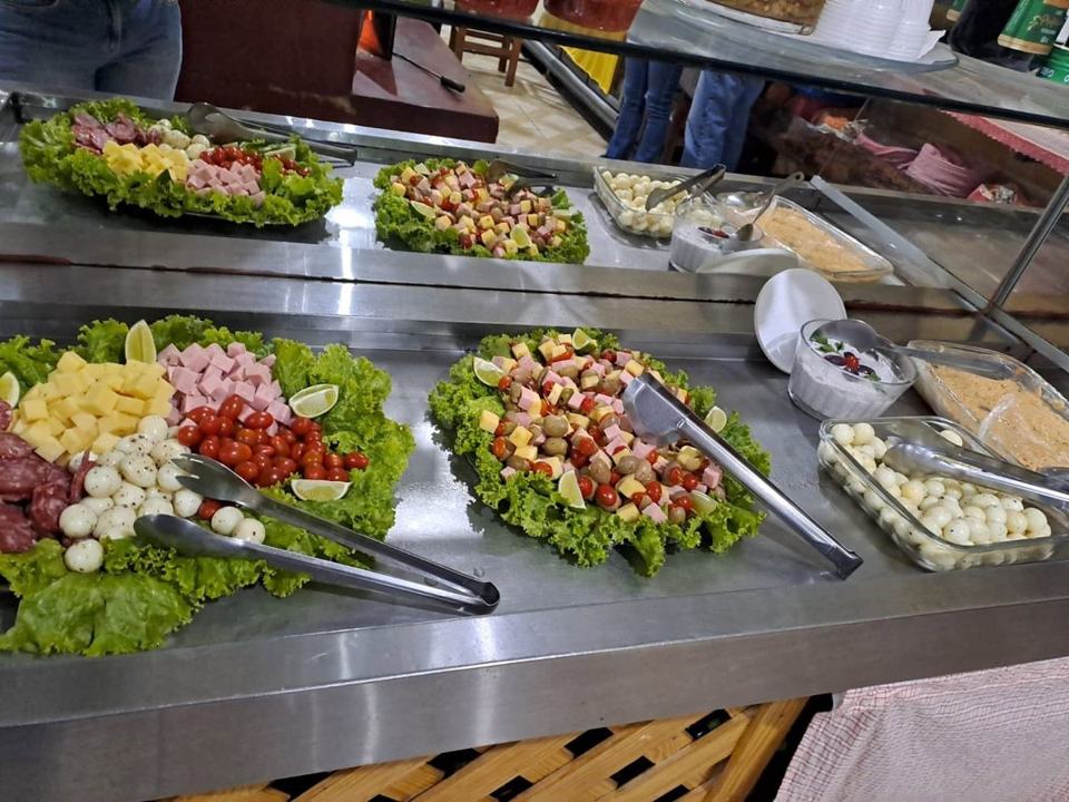 Travessas de frios e saladas num jantar beneficente