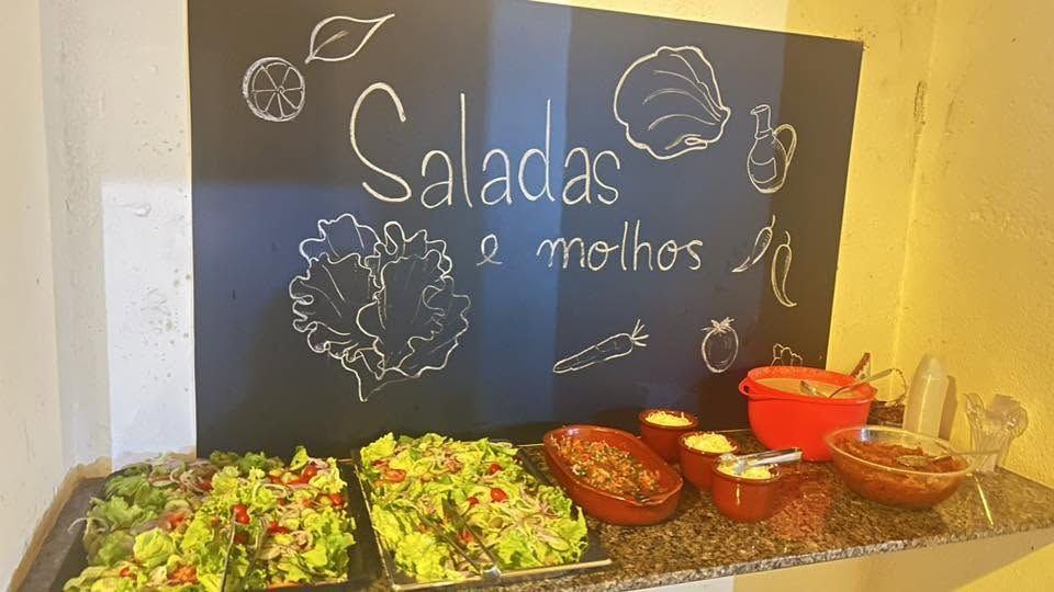 Mesa de saladas com lousa desenhada
