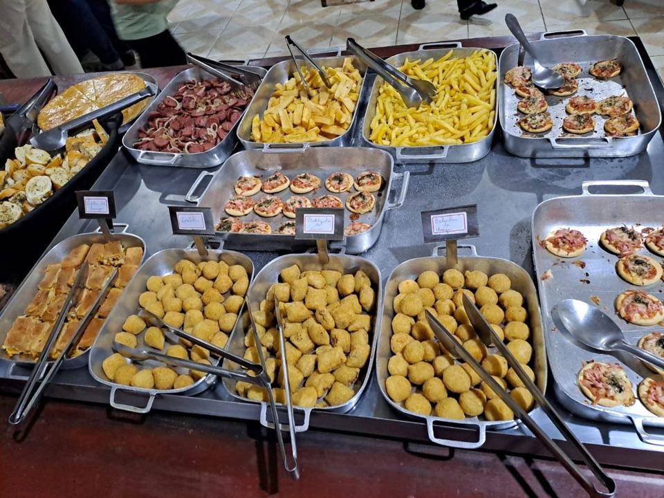 Bandejas de salgados e petiscos de um jantar beneficente