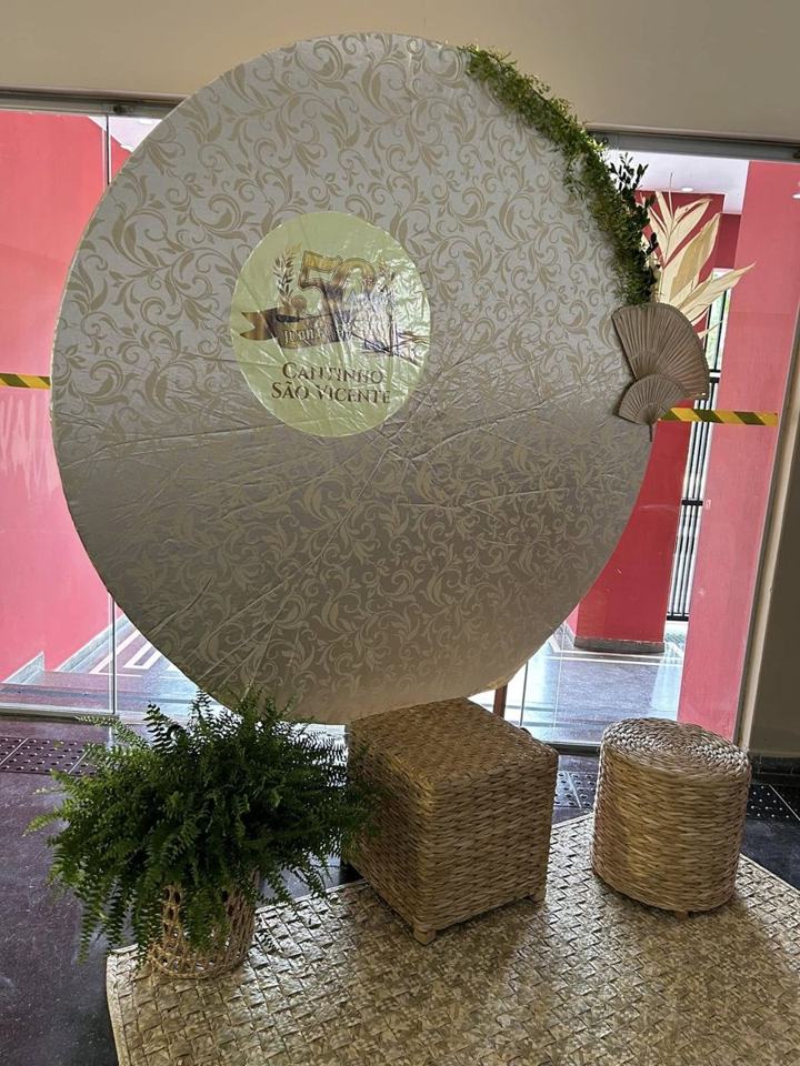 Decoração dourada do Jubileu de Ouro com o selo do Cantinho