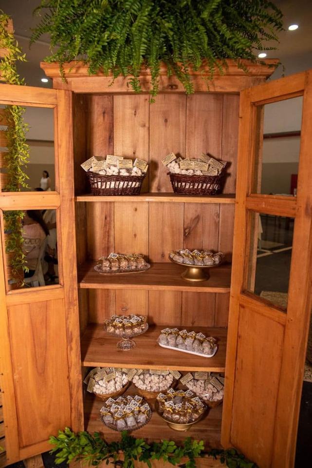 Armário de madeira com lembrancinhas do Jubileu de Ouro