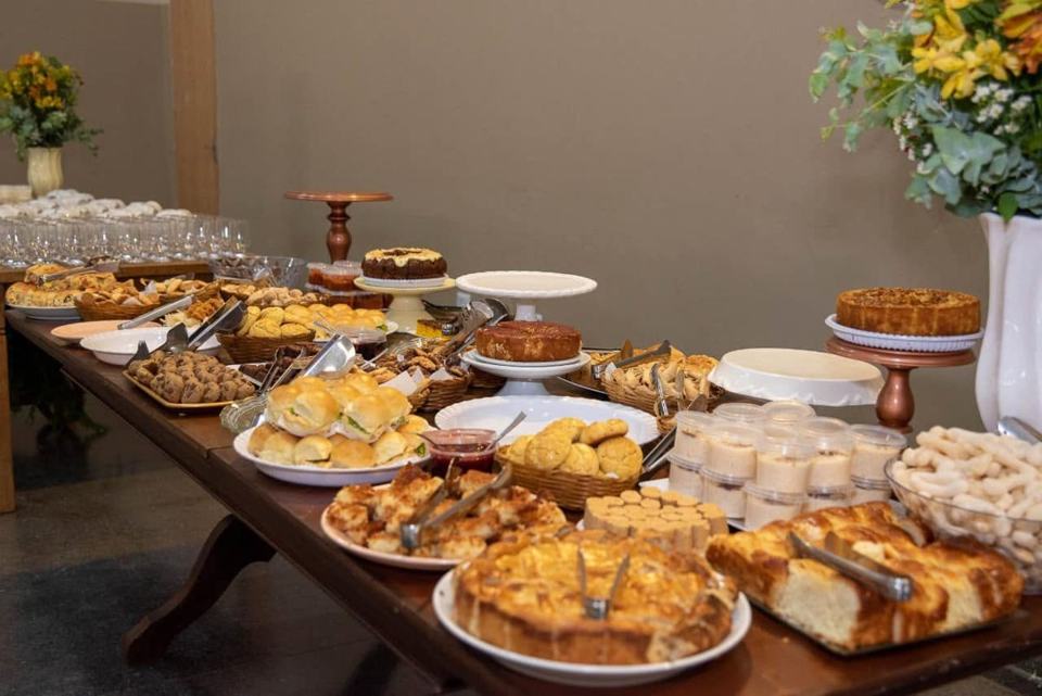 Mesa de bolos e quitutes do Jubileu de Ouro