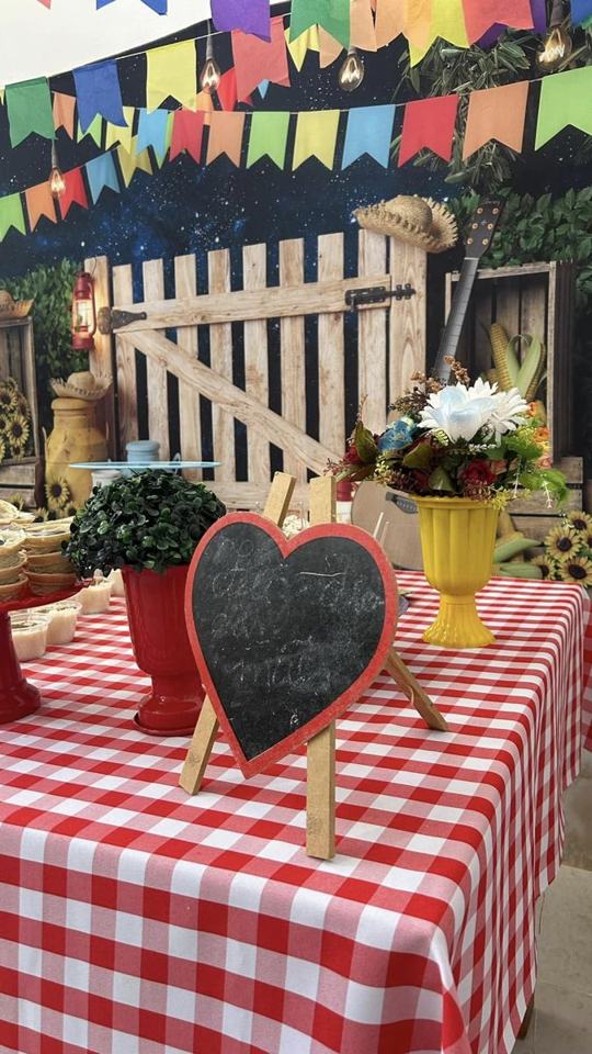 Decoração da festa junina com coração de lousa e flores