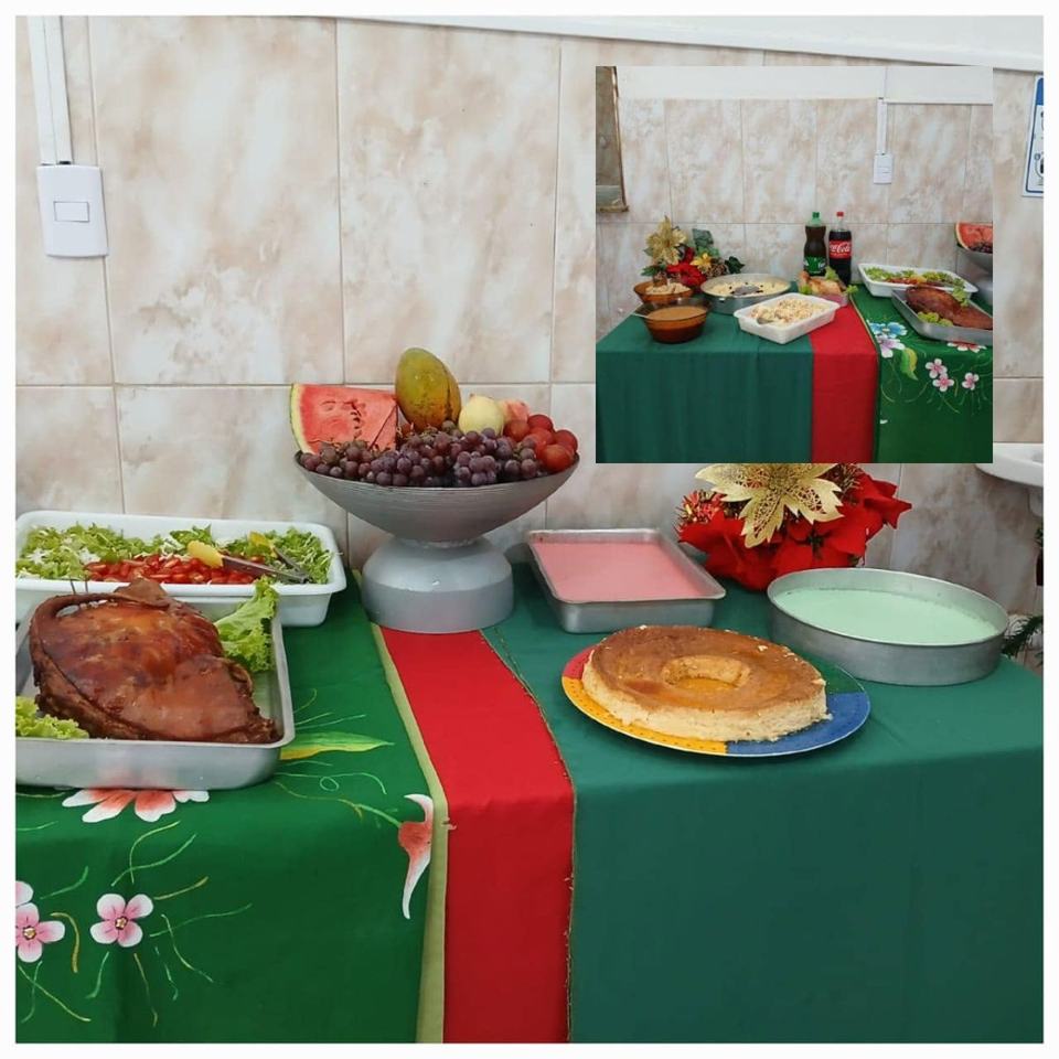 Mesa de Natal com frutas, peru assado e toalha verde e vermelha